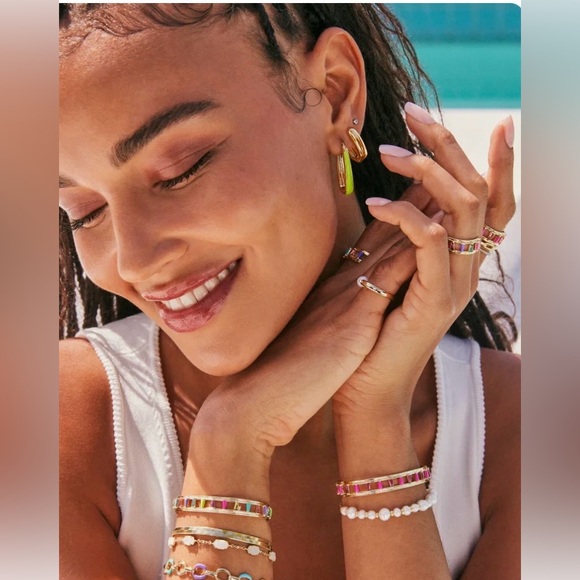 Kendra Scott Kelsey Gold Hoop Earrings in Chartreuse Enamel - Picture 8 of 11